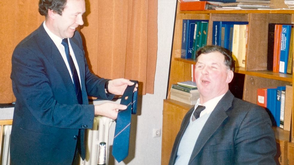 Eine Krawatte zum Dank für langjährige Tätigkeit als Wahlhelfer überreichte Goes im Jahr 1987 an seinen „dienstältesten Mitstreiter“ Willi Blumhoff.