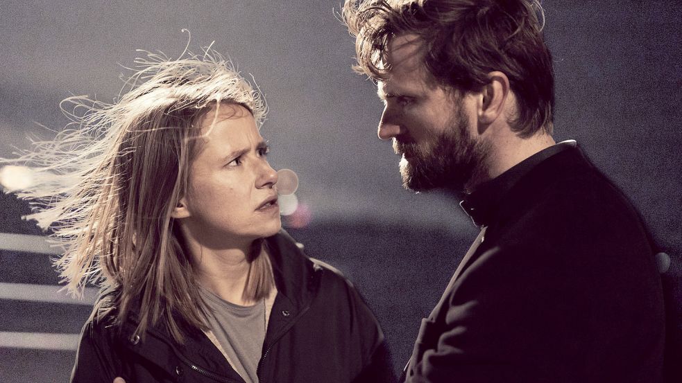 Another Monday: Freya (Susanne Bormann) steckt in einer Zeitschleife fest. Das Verhältnis zu ihrem Mann Malte (Ulrich Brandhoff) macht das nicht besser. Foto: ZDF/Boris Laewen