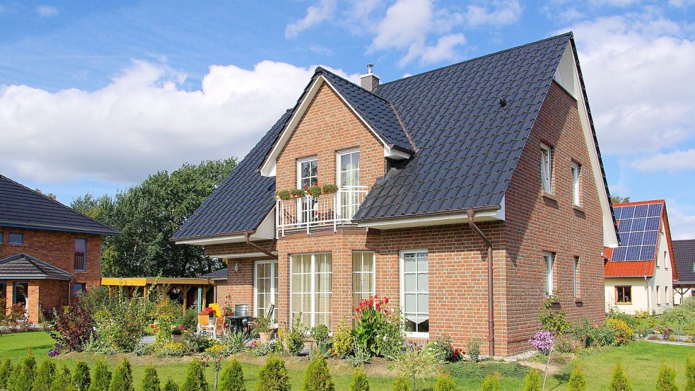 Wer sich ein Haus kaufen will, muss sich mit hohen Immobilienpreisen und steigenden Zinsen auseinandersetzen. Foto: Imago Images