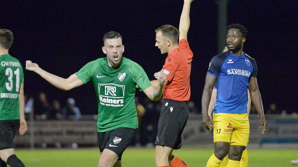 Die entscheidende Szene: Manuel Suda bejubelt den Platzverweis des Emder Spielers Ibrahim Sillahkurz vor Ende der ersten Halbzeit. Fotos: Bernd Wolfenberg
