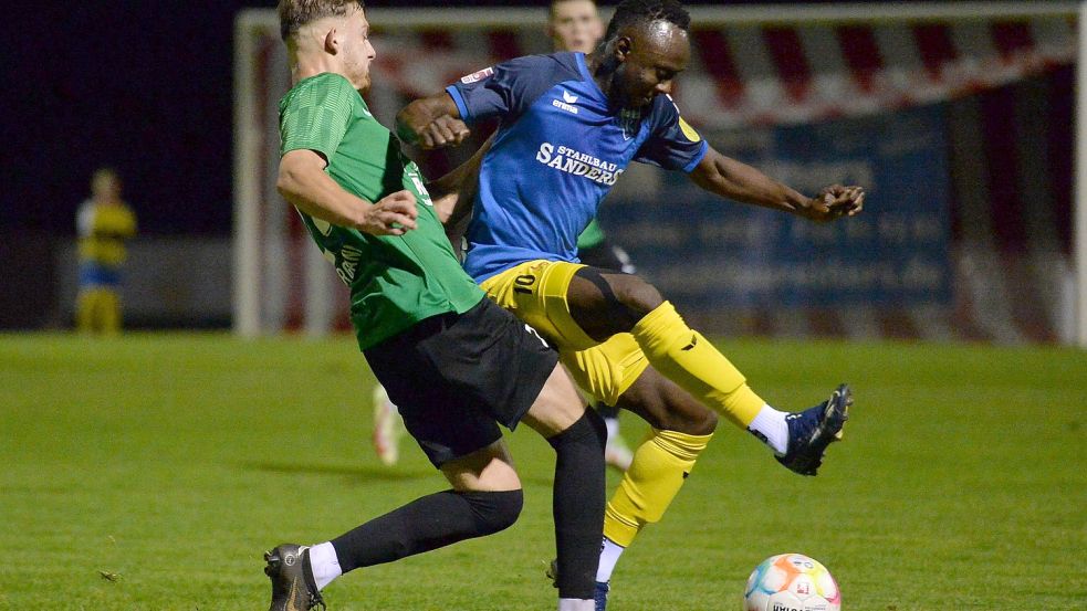 Firrels Spieler Reinhard Grotlüschen im Duell mit dem Emder Ayo Adeniran.