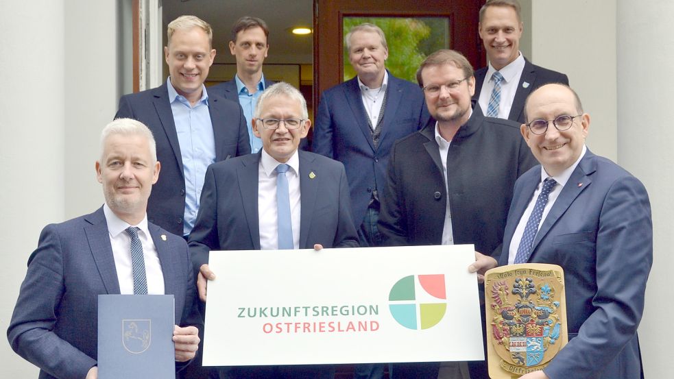 Bei der Förderbescheid-Übergabe in Aurich (vordere Reihe von links): Matthias Groote (Landrat Leer), Olaf Meinen (Landrat Aurich), Tim Kruithoff (OB Emden) und Matthias Wunderling-Weilbier (Staatssekretär Europaministerium) sowie (hintere Reihe von links) Wiard Siebels (Landtagsabgeordneter), Marco Stüber (Firma M-Con), Nikolaus Jansen (Amt für regionale Landesentwicklung) und Holger Heymann (Landrat Wittmund). Foto: Aiko Recke