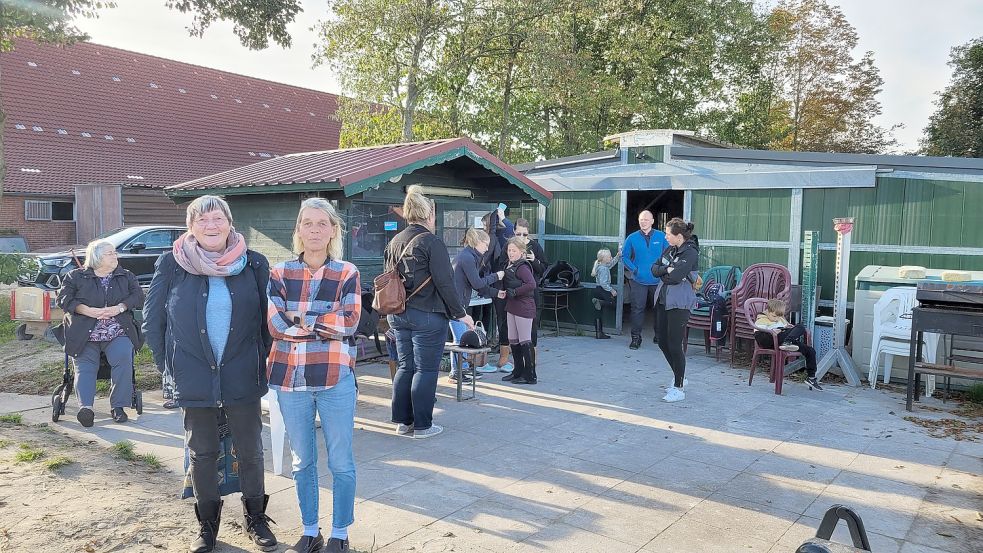 Die Vereinsvorsitzende Edith Kubatzki (vorne rechts) und Vereinsmitglied Marga Spill mit Reitkindern und -eltern vor der derzeitigen Unterkunft auf dem Hof Kleemann. Foto: Rebecca Kresse