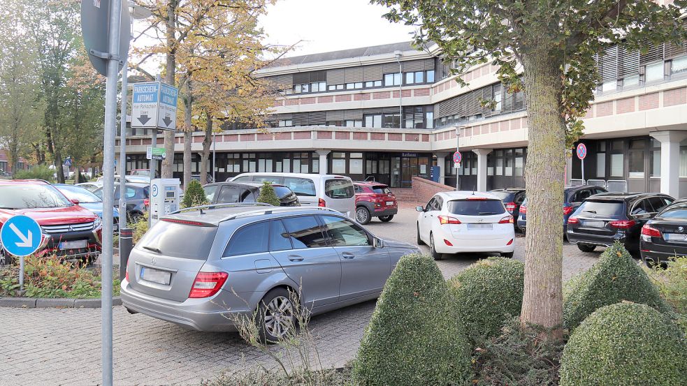 Bei separaten Parkplätzen wie am Auricher Rathaus muss künftig die Mehrwertsteuer ausgewiesen werden. Foto: Heino Hermanns