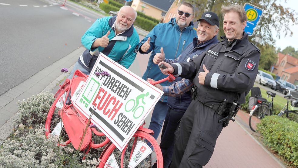 Wilhelm Doden (Landkreis Aurich, von links), Ludwig Flessner (Stadt Aurich), Hans-Friedel Walther (Verkehrswacht) und Hartmut Detmers (Polizei) stellten am Freitag die Fahrräder auf. Foto: Romuald Banik