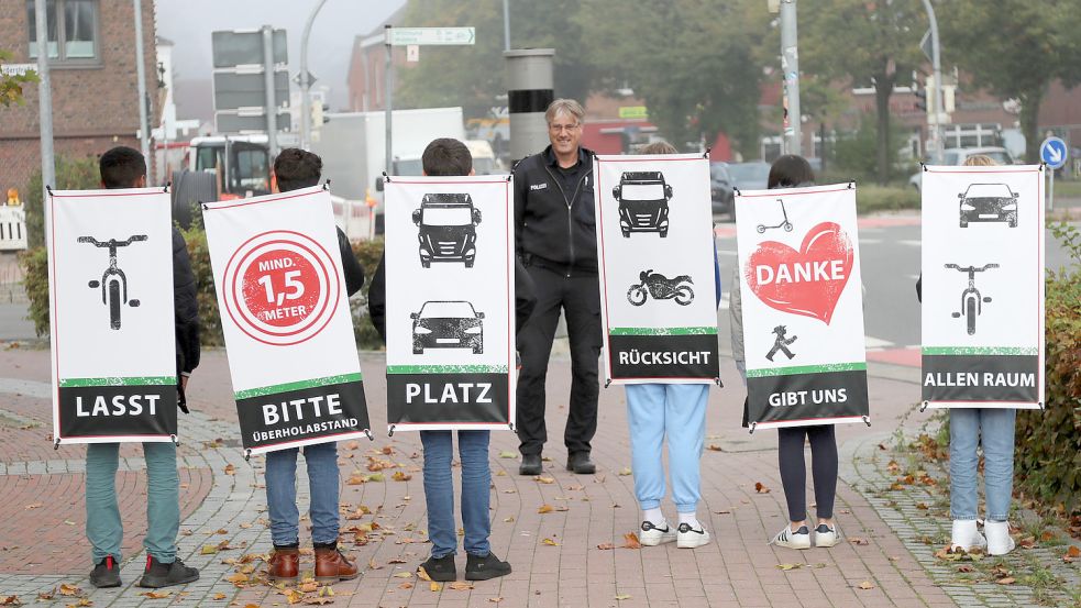 Sechs Schüler waren in der vergangenen Woche mit Hinweisschildern auf den Auricher Straßen unterwegs. Foto: Romuald Banik