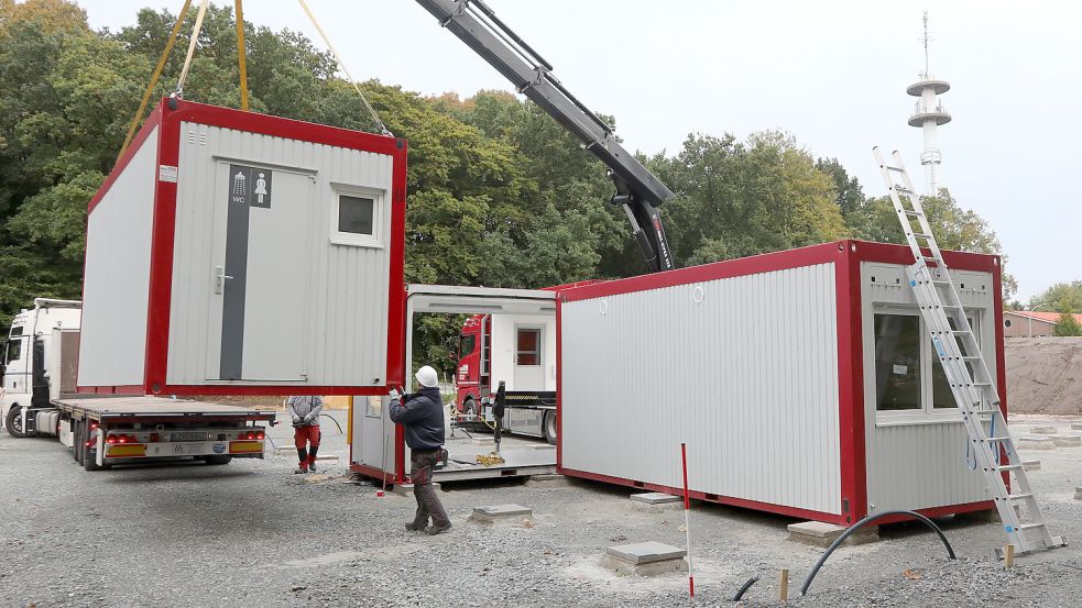 In dieser Woche wurden die ersten Wohncontainer auf dem Gelände der früheren „Internationalen Gärten“ aufgebaut. Foto: Romuald Banik