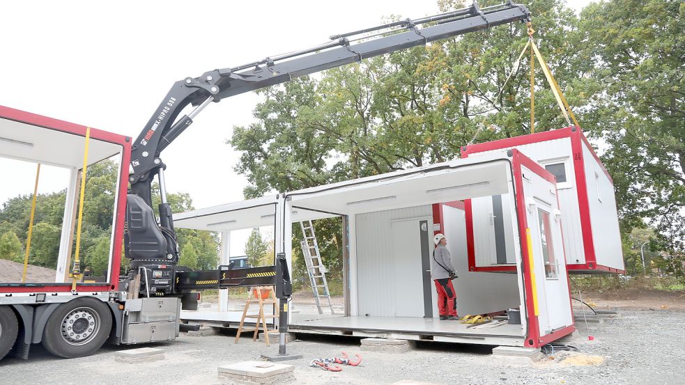 Ende nächster Woche sollen 80 Container stehen. Foto: Romuald Banik