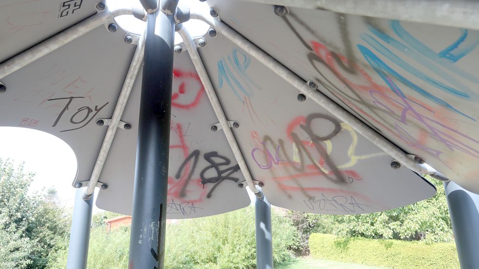 Rund100.000 Euro hat der Spielplatz am Schwanenweg gekostet. Nun sind viele Gerätschaften beschmiert und zum Teil zerstört.