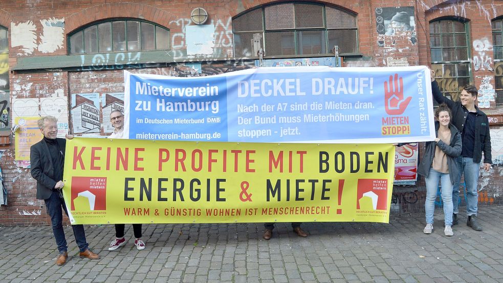 Die Initiatoren zeigen Plakate für die große Mieter-Demo in Hamburg. Foto: stahlpress