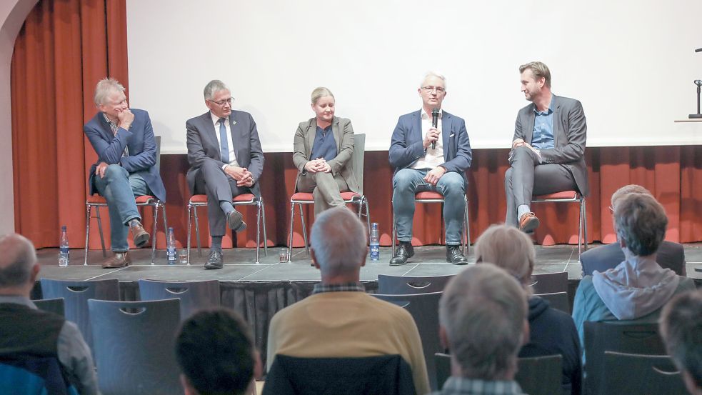 MTV-Vorsitzender Wilfried Theessen (von links), Landrat Olaf Meinen, Kerstin Holze (OSB), Schulleiter Rüdiger Musolf und ON-Chefredakteur Stephan Schmidt diskutierten im Güterschuppen des Ulricianums darüber, wie man Kinder und Jugendliche in Pandemiezeiten wieder in Bewegung bringt.Foto: Romuald Banik