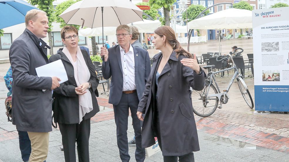 Besonders über die Aufhübschung des Marktplatzes diskutierte Ministerin Birgit Honé (Zweite von links) bei ihrem Besuch im Juni 2021 mit dem Auricher Landtagsabgeordentem Wiard Siebels, (links), Bürgermeister Horst Feddermann und der damaligen Fachbereichsleiterin Bau, Irina Krantz. Foto: Romuald Banik