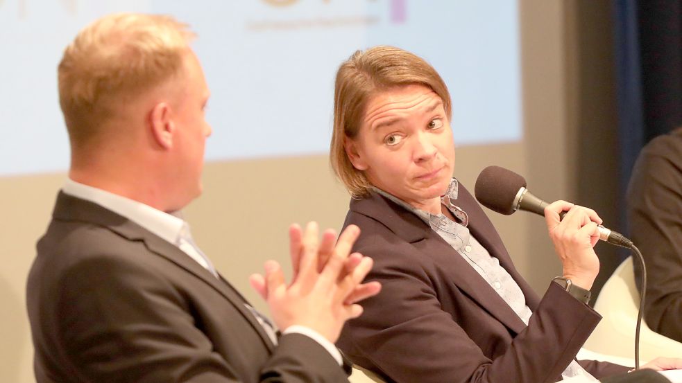 Saskia Buschmann und Wiard Siebels vor Kurzem bei der ON-Podiumsdiskussion in Aurich. Foto: Romuald Banik