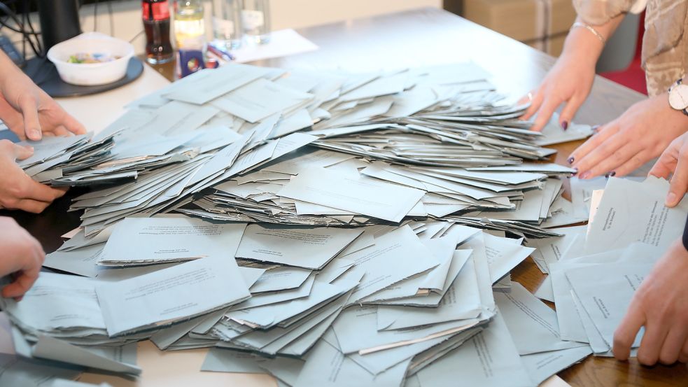 Die Briefwahlstimmen werden von diesmal 20 Wahlvorständen im Auricher Kreishaus ausgezählt, so wie auch 2017 schon. Foto: Romuald Banik