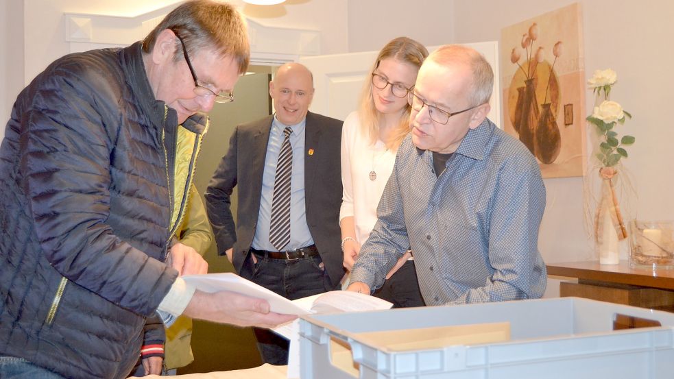 Fiebing war das erste Wahllokal, das mit dem Auszählen der Stimmen fertig war. Onno Hinrichs überreichte Martin Rodyk die Unterlagen. Foto: Neelke Harms