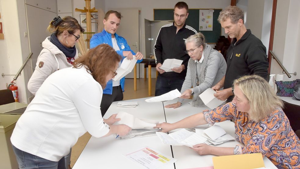 Der Wahlvorstand in Siegelsum, dem kleinsten Brookmerlander Wahllokal, beim Auszählen der Stimmen. Foto: Thomas Dirks