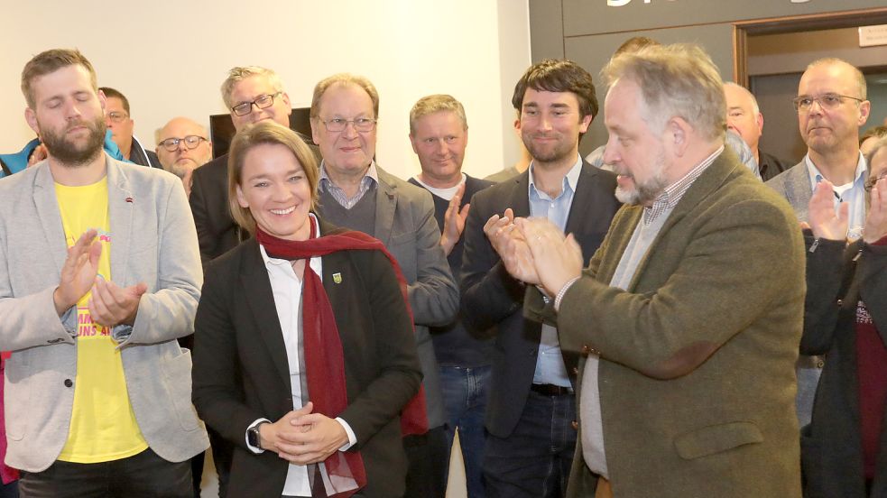 CDU-Kreisvorsitzender Dr. Joachim Kleen (rechts) und FDP-Kandidat Menko Bakker applaudierten für Saskia Buschmann. Foto: Romuald Banik
