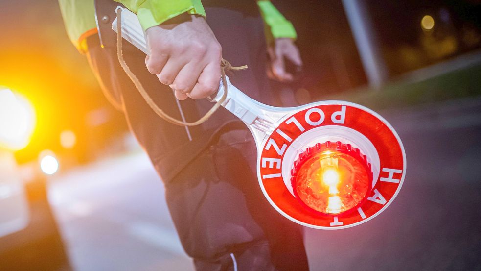 Aus einem Hochzeitskorso in Bremen-Osterholz soll am Sonntagabend Pyrotechnik abgefeuert worden sein. Foto: imago images / Simon Adomat