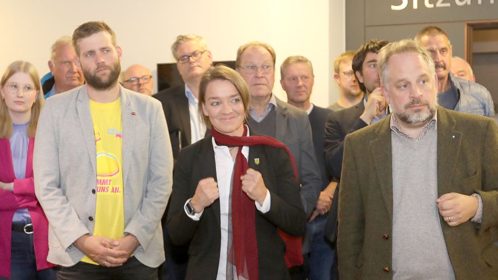 Siegerfäuste: Saskia Buschmann freute sich am Sonntagabend im Auricher Kreishaus über ihr respektables Erststimmenergebnis. Links FDP-Kandidat Menko Bakker, rechts CDU-Kreisvorsitzender Dr. Joachim Kleen.Foto: Romuald Banik