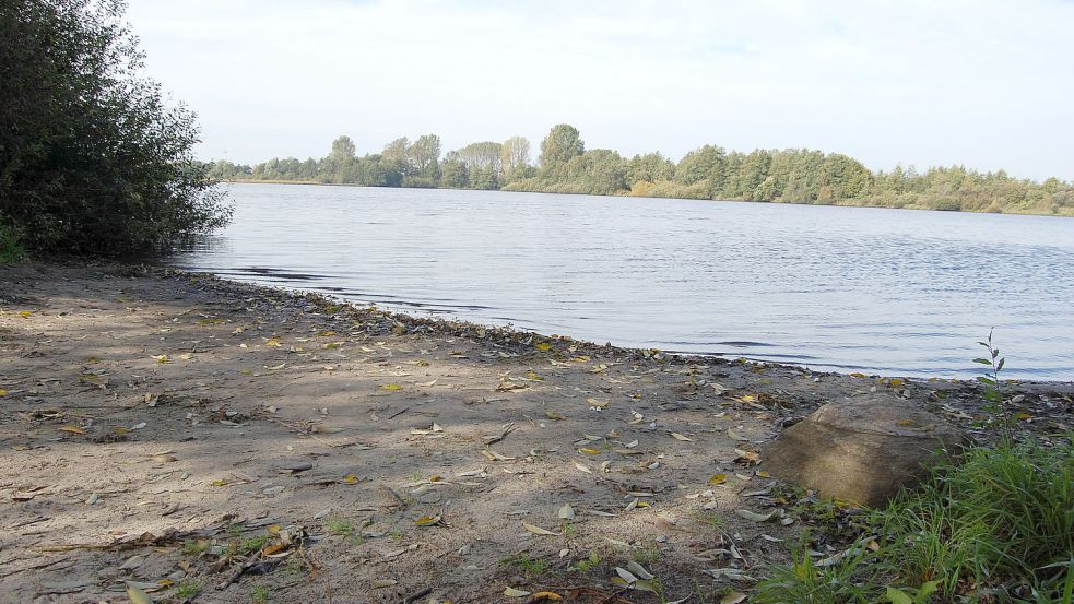 Der niedrige Wasserstand des Sandwaters in Ihlow macht sich bemerkbar: Der Stein rechts liegt normalerweise im Wasser. Foto: Imke Cirksena