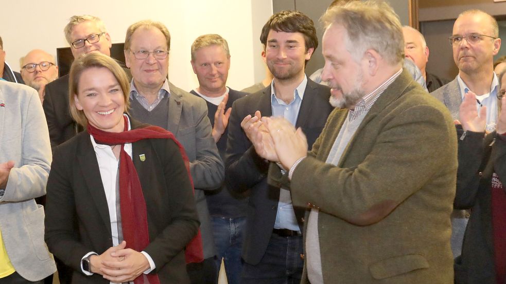 CDU-Kreischef Joachim Kleen applaudiert Kandidatin Saskia Buschmann.Foto: Romuald Banik