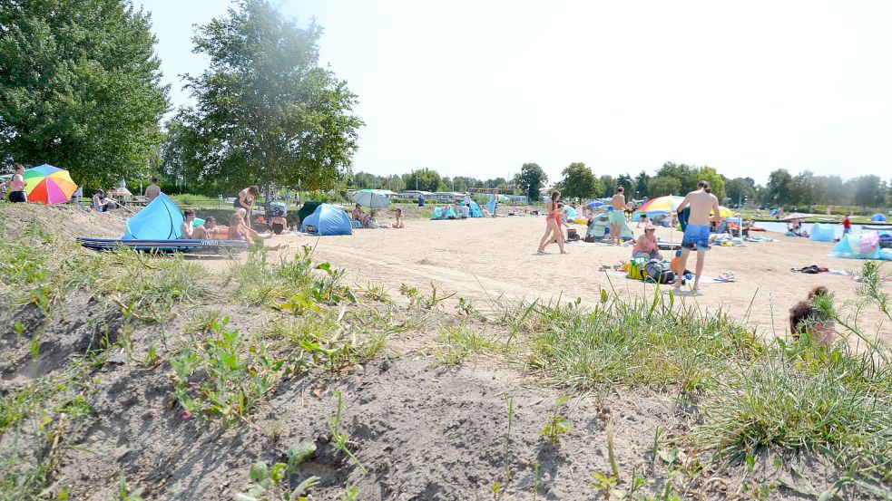 Ein Wall aus Sand türmt sich am Strand beim Großen Meer. Foto: Franziska Otto