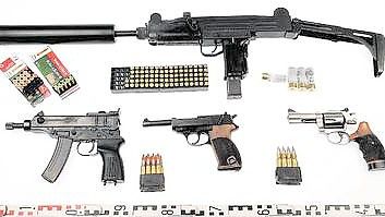 Gefährliches Kriegsgerät: Maschinenpistolen, Revolver und Munition stellte das Landeskriminalamt in einer Kfz-Werkstatt sicher. Foto: Redaktion