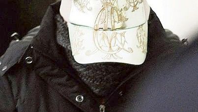 Die junge Frau möchte nicht erkannt werden, senkt im Gerichtsflur den Kopf. Foto: dpa