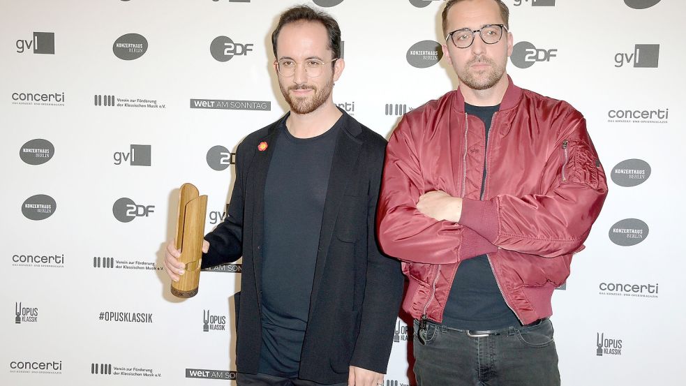 Gemeinsam im Kampf gegen rechts, gemeinsam beim Opus Klassik: Pianist Igor Levit (links) und sein Laudator Danger Dan. Foto: Frederic Kern/dpa