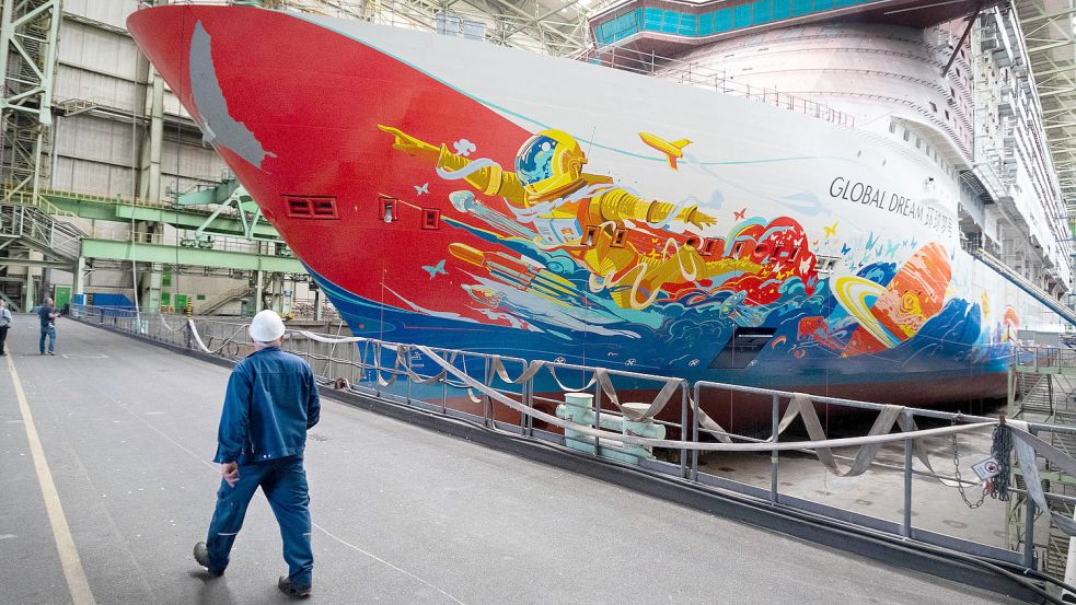 Wird wohl doch zu Ende gebaut: der Kreuzfahrer Global One auf der Werft Wismar Foto: Volker Bohlmann