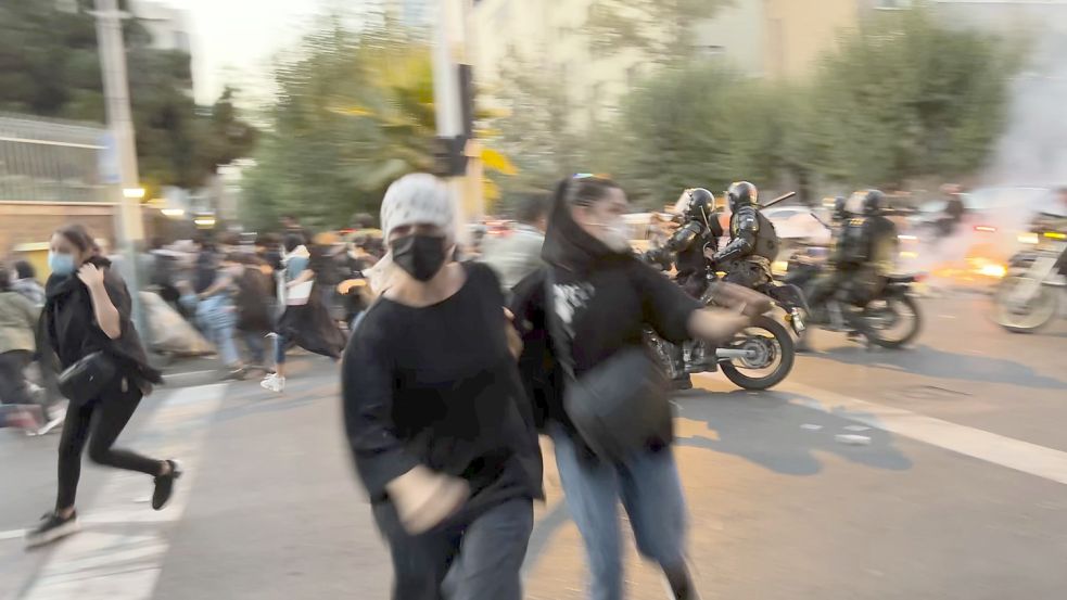 Iraner gehen aus Protest gegen das Regime auf die Straße. Foto: picture alliance/dpa/AP/Uncredited