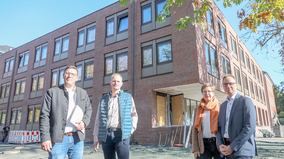 Vor dem neuen künftigen Haupteingang: Sebastian Braak (Staatliches Baumanagement), Jörg van Ohlen (Geschäftsleiter Staatsanwaltschaft Aurich), Cristina v. Pozniak-Bierschenk (Leiterin Staatliches Baumanagement Nord-West) und Leitender Oberstaatsanwalt Florian Eiser. Foto: Romuald Banik