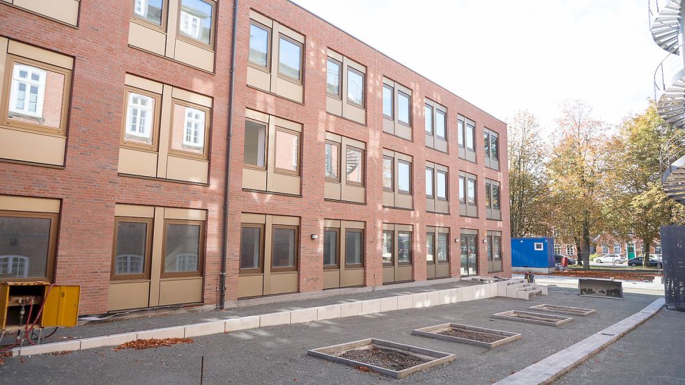 Blick in den Hof zwischen Neubau und dem früheren Gefängnis. Foto: Romuald Banik