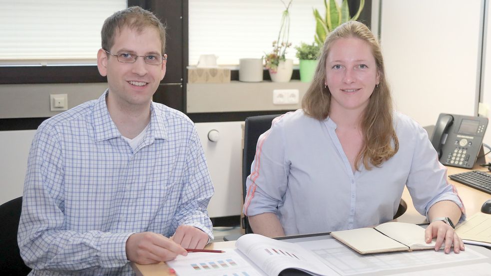 Seit dem Sommer kümmern sich Patrick Mentzel und Marisa Tammen um den Klimaschutz in Aurich. Foto: Romuald Banik