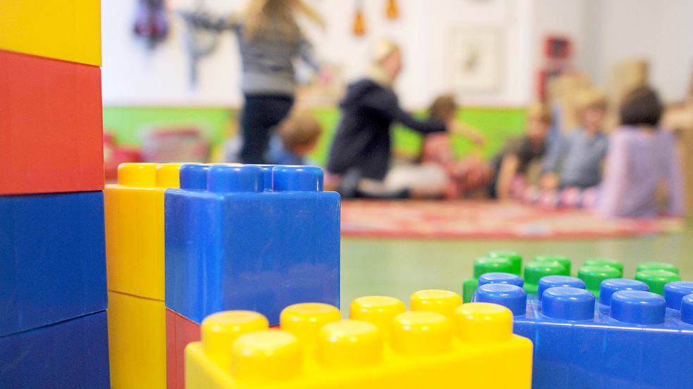 Spielzeug liegt auf dem Boden einer Kita. In der Gemeinde Ihlow kann der Bedarf an Krippenplätzen noch nicht ganz gedeckt werden. Foto: DPA