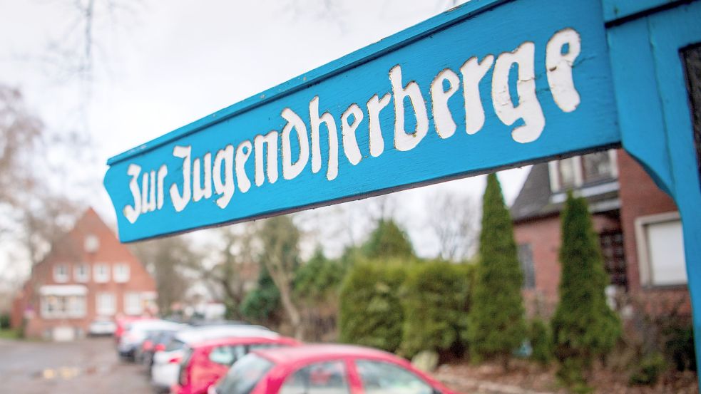 Ein Schild weist auf die Jugendherberge Emden hin. Foto: DPA