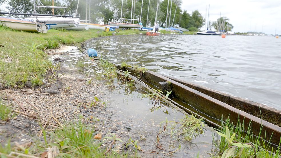 An einigen Stellen bilden sich Pfützen hinter den Spundwänden am Großen Meer. Foto: Franziska Otto