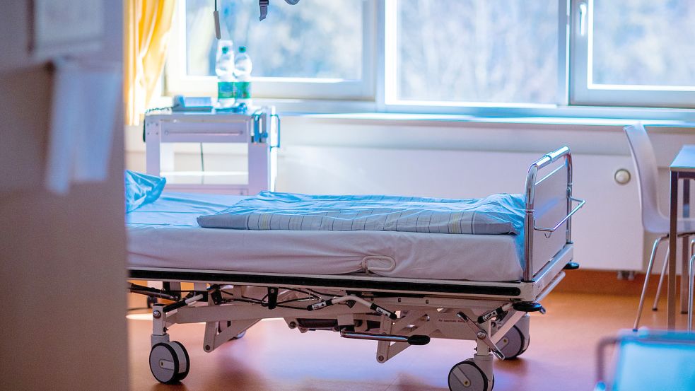 Ein leeres Krankenbett in einer Klinik. Foto: DPA