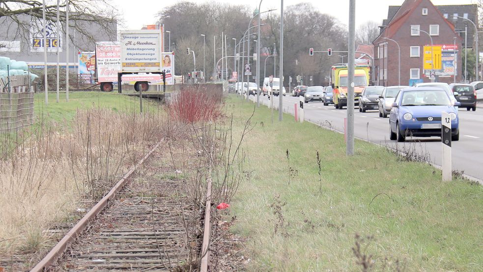 Für einen Personenverkehr müsste das Gleis Richtung Aurich einige Hundert Meter verlängert werden. Foto: Heino Hermanns