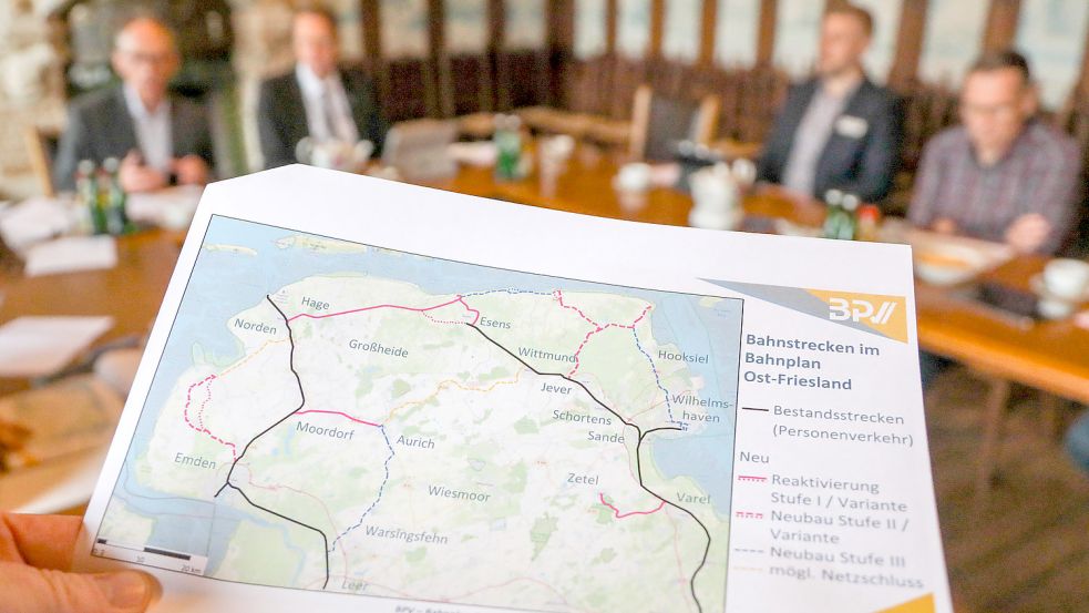 Eine Karte mit möglichen Bahnstrecken wurde auf einer Pressekonferenz im Wittmunder Kreishaus vorgestellt. Foto: Romuald Banik