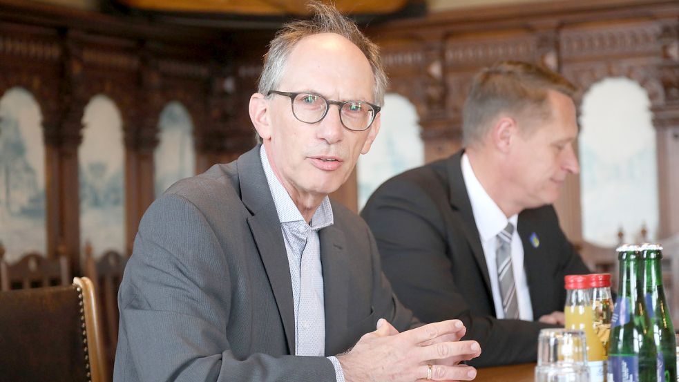 VEJ-Geschäftsführer Tilli Rachner stellte die Studie am Donnerstag im Wittmunder Kreishaus vor. Foto: Romuald Banik