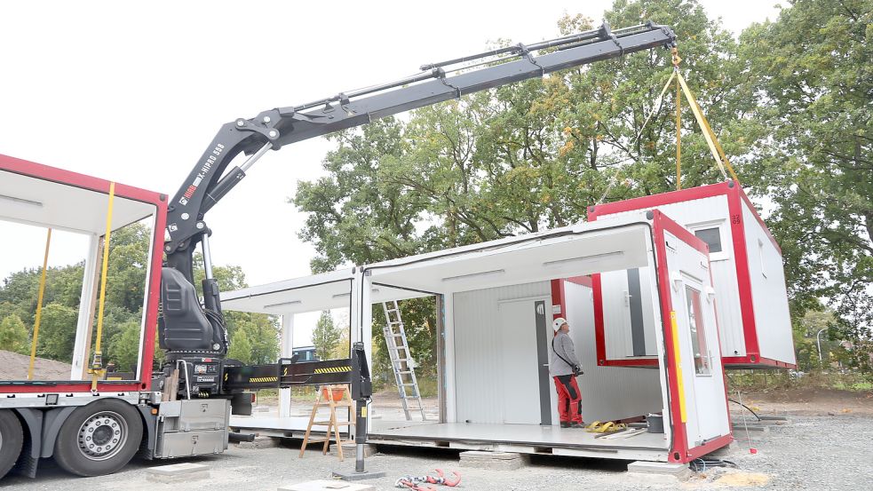 Seit einigen Wochen läuft der Aufbau des Container-Dorfs auf dem Gelände der Internationalen Gärten in Aurich und steht jetzt vor dem Abschluss. Foto: Romuald Banik