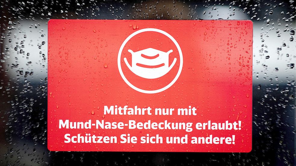 Ein Schild mit der Aufschrift „Mitfahrt nur mit Mund-Nase-Bedeckung erlaubt! Schützen Sie sich und andere!“. Foto: DPA