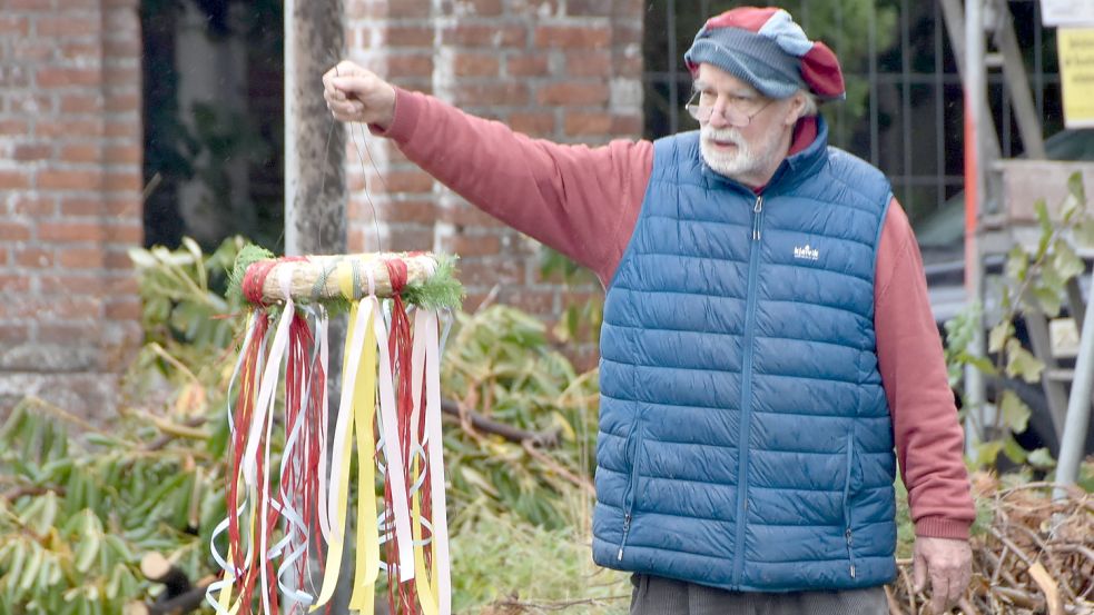 Torsten Scheweling zeigt die kleine Richtkrone, die am neuen Dachstuhl des Packhauses befestigt wurde. Foto: Thomas Dirks