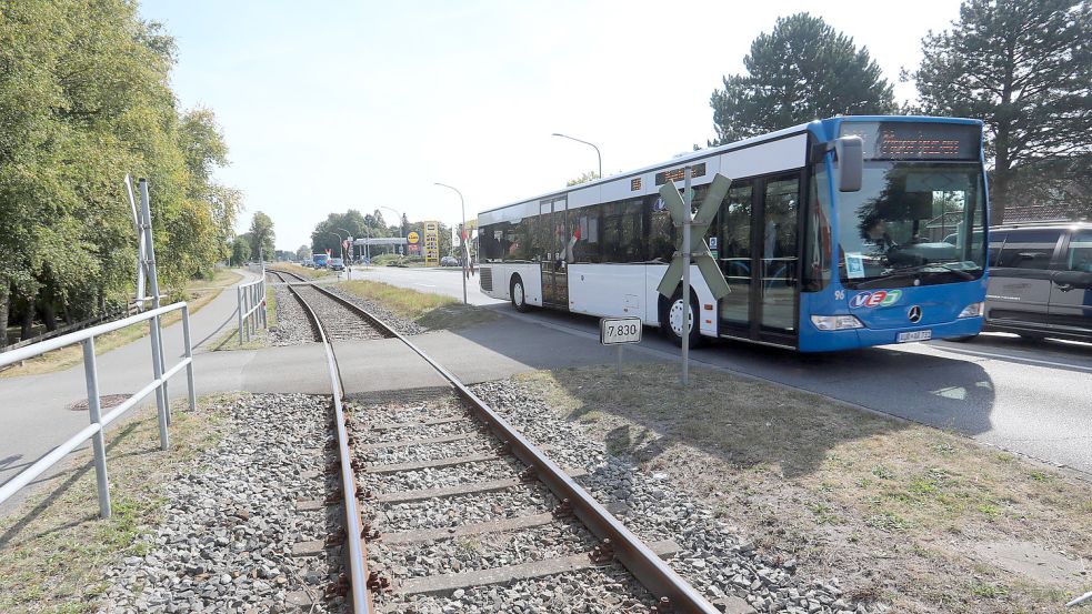 Schiene oder Bus: Zwischen Aurich und Südbrookmerland gehen die Meinungen auseinander. Foto: Romuald Banik