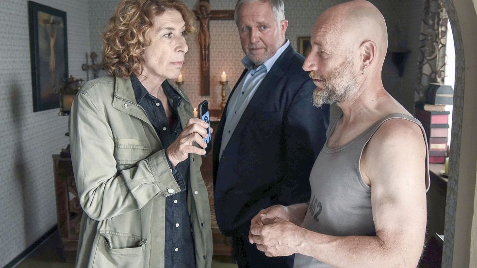 Kommissarin Bibi Fellner (Adele Neuhauser) und ihr Kollege Moritz Eisner (Harald Krassnitzer) bekommen vom Ex-Zuhälter Günther Dambusch (Roland Düringer) böse Prophezeiungen zu hören. Foto: ARD Degeto/ORF/Film 27/Hubert Mican