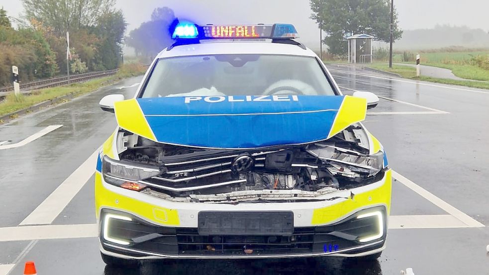 Die Front des Auricher Polizeiwagens wurde bei dem Auffahrunfall zerstört. Foto: Feuerwehr Uthwerdum