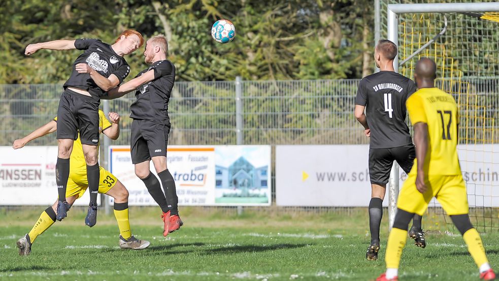 Der Unglückmoment: Jann Kramer verlängert den Ball mit dem Hinterkopf ins eigene Tor zum 1:0 für Middels.Foto: Stephan Friedrichs