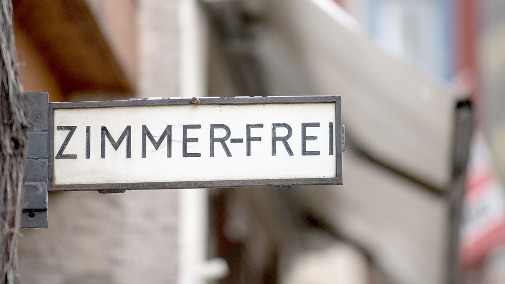 „Zimmer frei“ steht auf einem Schild an einem Hotel. Foto: DPA