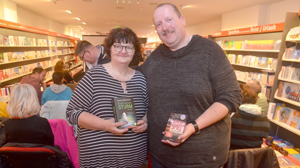 Dirk und Angelika Hartmann aus Schwerte bei Dortmund machte gerade in Ostfriesland eine Kur, als die beiden von der Veranstaltung im Lesezeichen hörten. Foto: Hillebrand